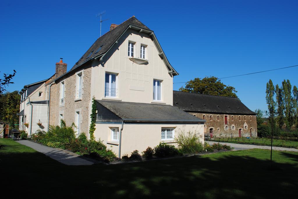 Le Manoir De La Vieille Douve Bed and Breakfast Bourg-d'Ire Εξωτερικό φωτογραφία